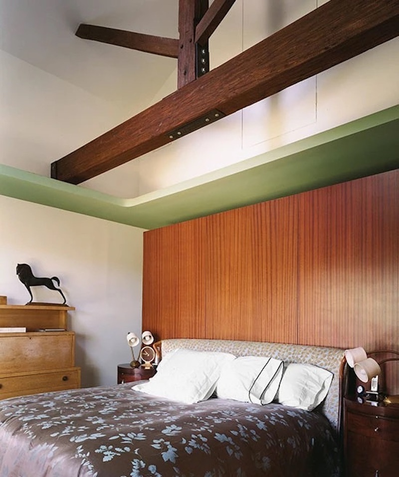 Bạn có thể làm thêm trần giả để hóa giải xà ngang trên giường ngủ
