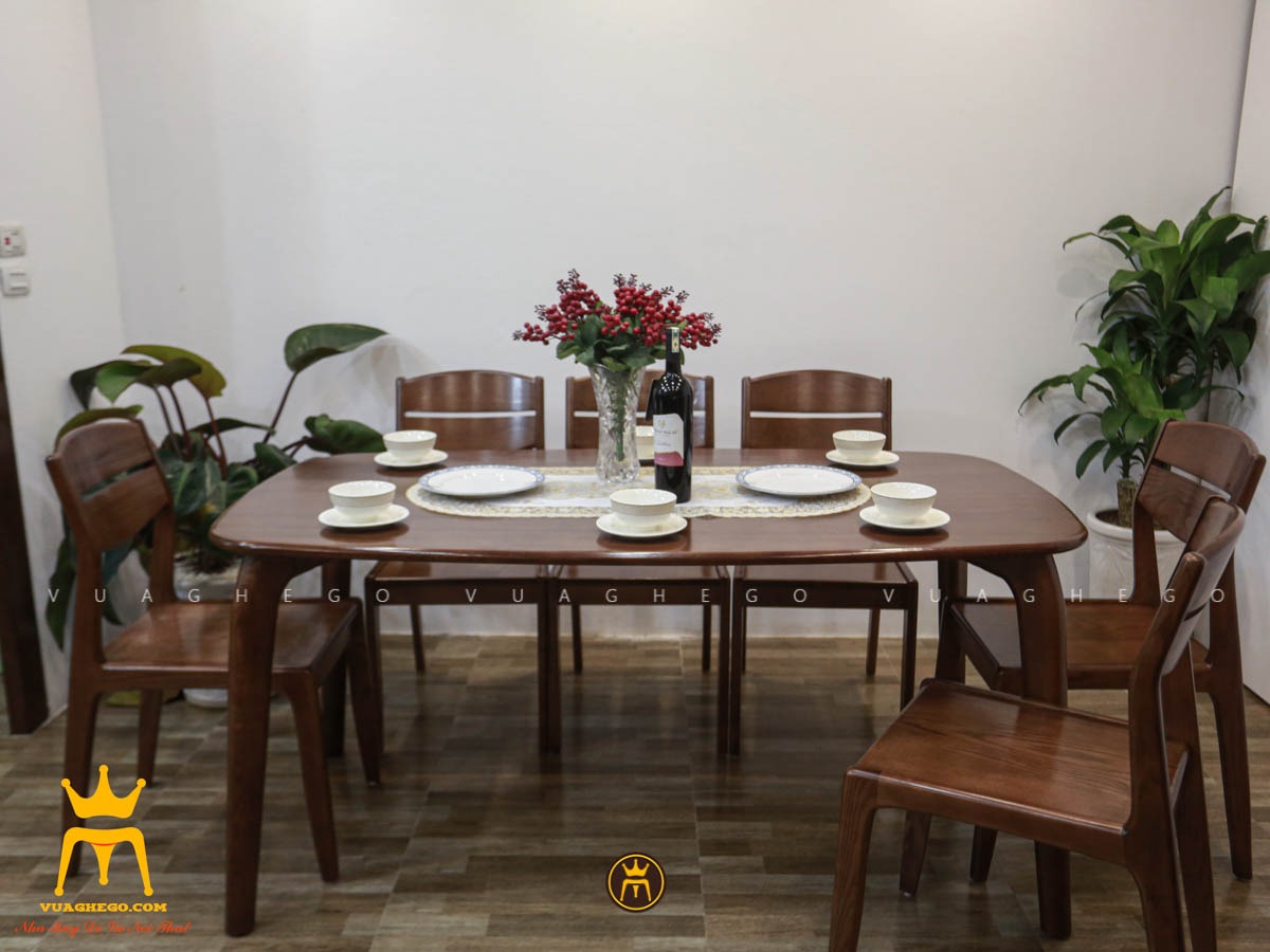 Mẫu bàn ăn được làm từ gỗ sồi cao cấp