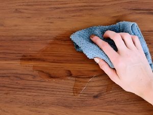 Có nên rửa bàn ghế gỗ bằng nước