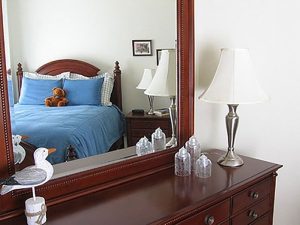 Có nên để gương đầu giường? Sử dụng đèn đầu giường