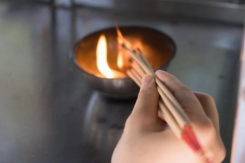 Thắp hương bao lâu thì hạ lễ?